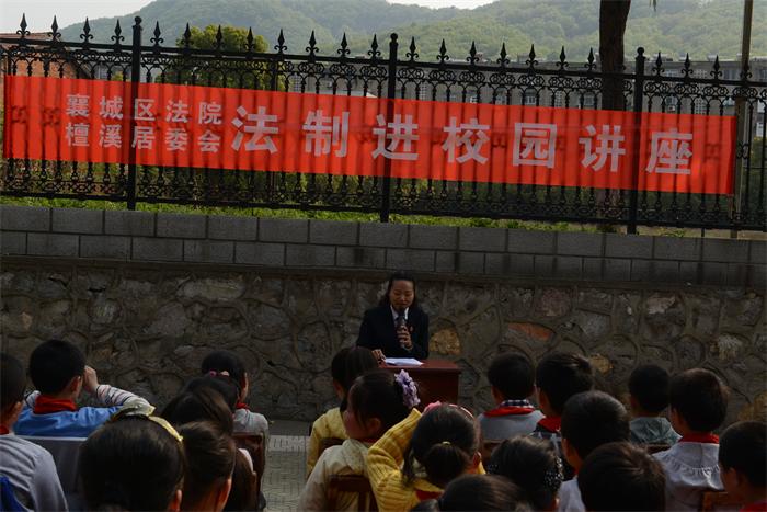 图为少审庭李娟娟法官向同学们宣讲法制课