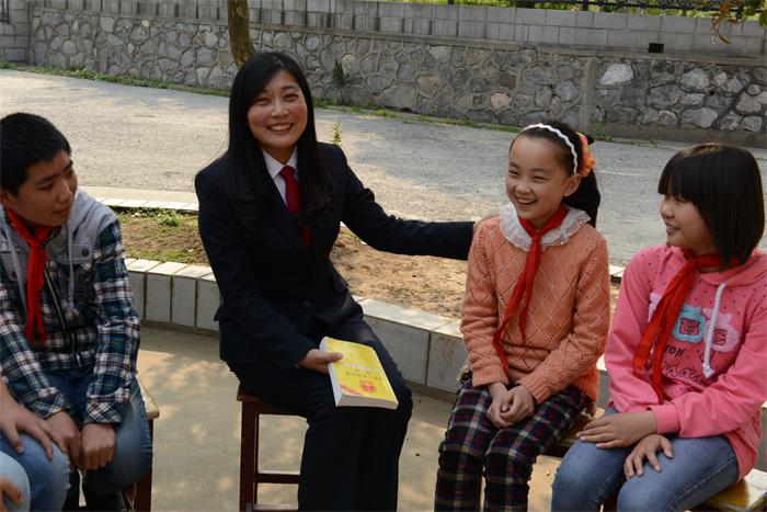 图为少审庭庭长黎云与同学们亲切互动