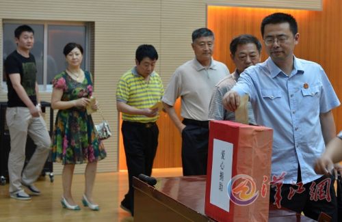 图为法院干警在捐款